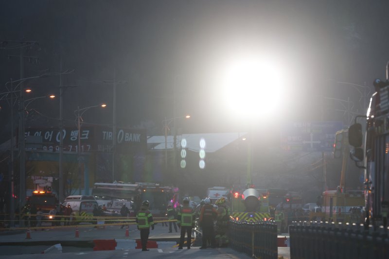 11일 오후 경기 광명시 일직동 양지사거리 부근 신안산선 제5-2공구 현장 일부 구간이 붕괴돼 소방대원들이 구조 활동을 펼치고 있다. 2025.4.11/뉴스1 ⓒ News1 김영운 기자