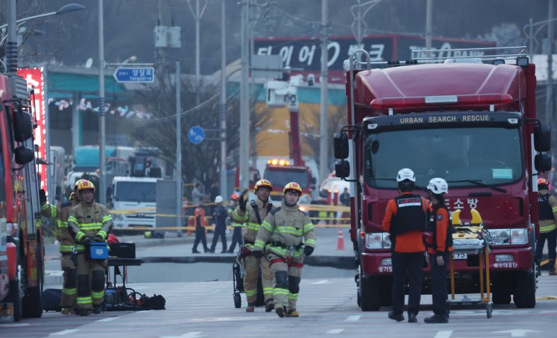 11일 오후 경기 광명시 일직동 양지사거리 부근 신안산선 제5-2공구 현장 일부 구간이 붕괴돼 소방대원들이 구조 활동을 펼치고 있다. 2025.4.11/뉴스1 ⓒ News1 김영운 기자
