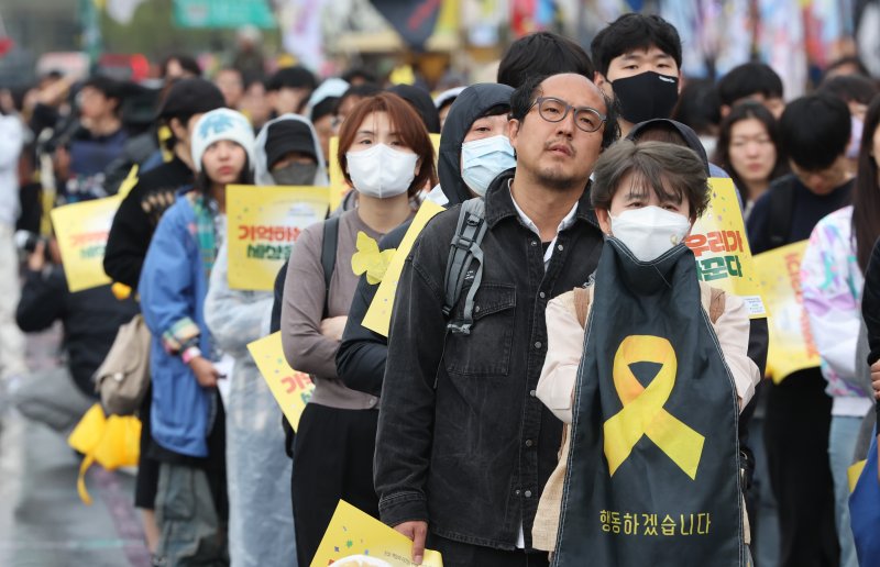 [서울=뉴시스] 황준선 기자 = 12일 오후 서울 종로구 경복궁 서십자각터에서 열린 세월호 참사 11주기 기억약속시민대회에서 참석자들이 손피켓을 들고 있다. 2025.04.12. hwang@newsis.com
