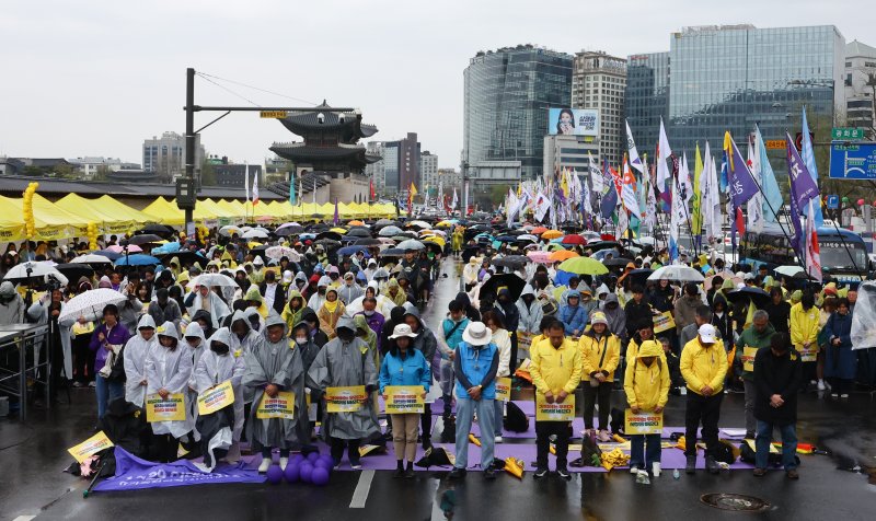 [서울=뉴시스] 황준선 기자 = 12일 오후 서울 종로구 경복궁 서십자각터에서 열린 세월호 참사 11주기 기억약속시민대회에서 참석자들이 묵념을 하고 있다. 2025.04.12. hwang@newsis.com