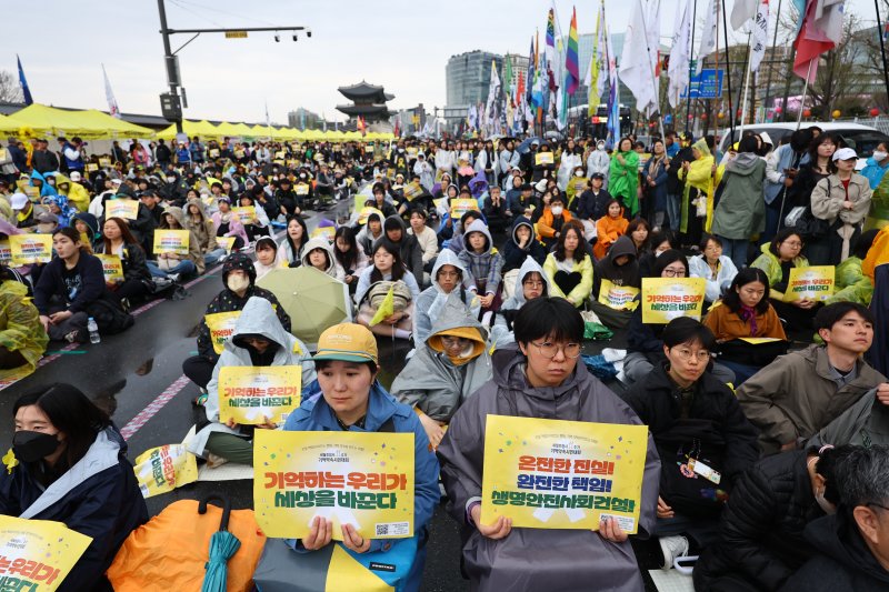[서울=뉴시스] 황준선 기자 = 12일 오후 서울 종로구 경복궁 서십자각터에서 열린 세월호 참사 11주기 기억약속시민대회에서 참석자들이 손피켓을 들고 있다. 2025.04.12. hwang@newsis.com