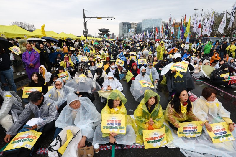 [서울=뉴시스] 황준선 기자 = 12일 오후 서울 종로구 경복궁 서십자각터에서 열린 세월호 참사 11주기 기억약속시민대회에서 참석자들이 손피켓을 들고 있다. 2025.04.12. hwang@newsis.com