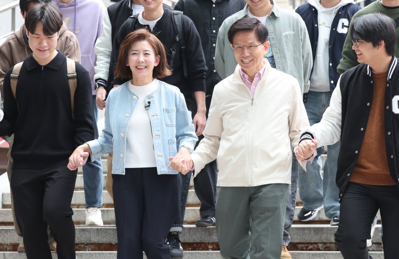 [서울=뉴시스] 황준선 기자 = 제21대 대통령선거 출마를 선언한 김문수 전 고용노동부 장관과 나경원 국민의힘 의원이 12일 오후 서울 동작구 맥도날드 중앙대학교점에서 학생들과 간담회를 위해 이동하고 있다. 2025.04.12. hwang@newsis.com