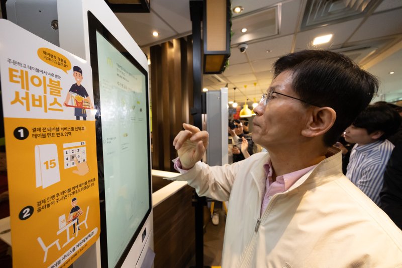 [서울=뉴시스] 황준선 기자 = 제21대 대통령선거 출마를 선언한 김문수 전 고용노동부 장관이 12일 오후 서울 동작구 맥도날드 중앙대학교점에서 키오스크로 음식을 주문하고 있다. 2025.04.12. hwang@newsis.com