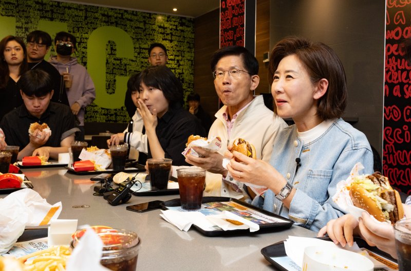 [서울=뉴시스] 황준선 기자 = 제21대 대통령선거 출마를 선언한 김문수 전 고용노동부 장관과 나경원 국민의힘 의원이 12일 오후 서울 동작구 맥도날드 중앙대학교점에서 학생들과 간담회를 위해 이동하고 있다. 2025.04.12. hwang@newsis.com