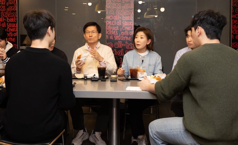 [서울=뉴시스] 황준선 기자 = 제21대 대통령선거 출마를 선언한 김문수 전 고용노동부 장관과 나경원 국민의힘 의원이 12일 오후 서울 동작구 맥도날드 중앙대학교점에서 간담회를 하고 있다. 2025.04.12. hwang@newsis.com