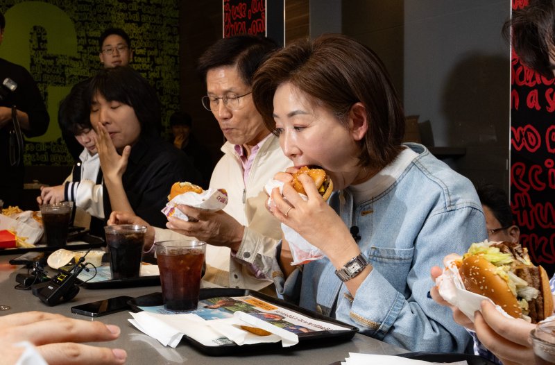 [서울=뉴시스] 황준선 기자 = 제21대 대통령선거 출마를 선언한 김문수 전 고용노동부 장관과 나경원 국민의힘 의원이 12일 오후 서울 동작구 맥도날드 중앙대학교점에서 학생들과 간담회를 위해 이동하고 있다. 2025.04.12. hwang@newsis.com