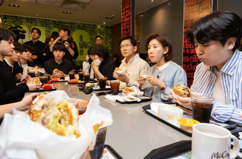 [서울=뉴시스] 황준선 기자 = 제21대 대통령선거 출마를 선언한 김문수 전 고용노동부 장관과 나경원 국민의힘 의원이 12일 오후 서울 동작구 맥도날드 중앙대학교점에서 간담회를 하고 있다. 2025.04.12. hwang@newsis.com