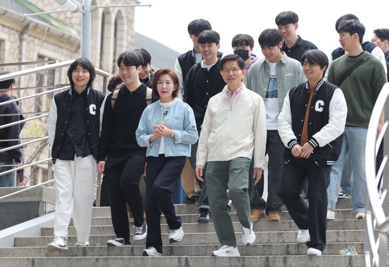 [서울=뉴시스] 황준선 기자 = 제21대 대통령선거 출마를 선언한 김문수 전 고용노동부 장관과 나경원 국민의힘 의원이 12일 오후 서울 동작구 맥도날드 중앙대학교점에서 학생들과 간담회를 위해 이동하고 있다. 2025.04.12. hwang@newsis.com