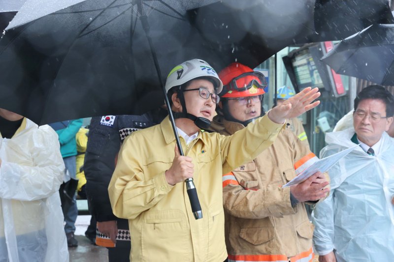 [광명=뉴시스] 홍효식 기자 = 대선 출마를 선언한 김동연 경기도지사가 12일 오후 경기 광명시 신안산선 복선전철 5-2공구 붕괴 사고 현장을 찾아 사고 상황을 점검하고 있다. (사진=경기도 제공) 2025.04.12. photo@newsis.com *재판매 및 DB 금지