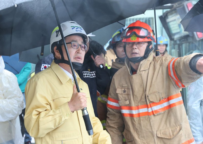 [광명=뉴시스] 홍효식 기자 = 대선 출마를 선언한 김동연 경기도지사가 12일 오후 경기 광명시 신안산선 복선전철 5-2공구 붕괴 사고 현장을 찾아 사고 상황을 점검하고 있다. (사진=경기도 제공) 2025.04.12. photo@newsis.com *재판매 및 DB 금지