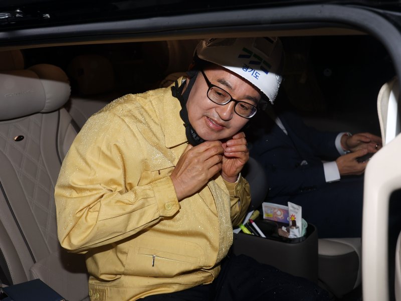 [광명=뉴시스] 홍효식 기자 = 대선 출마를 선언한 김동연 경기도지사가 12일 오후 경기 광명시 신안산선 복선전철 5-2공구 붕괴 사고 현장을 찾은 뒤 차량에 탑승해 안전모를 벗고 있다. 2025.04.12. yesphoto@newsis.com