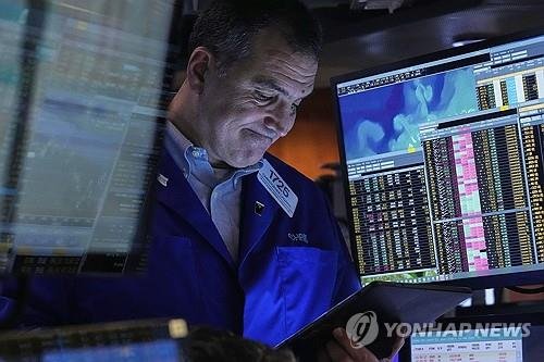 뉴욕증권거래소의 트레이더 (출처=연합뉴스)