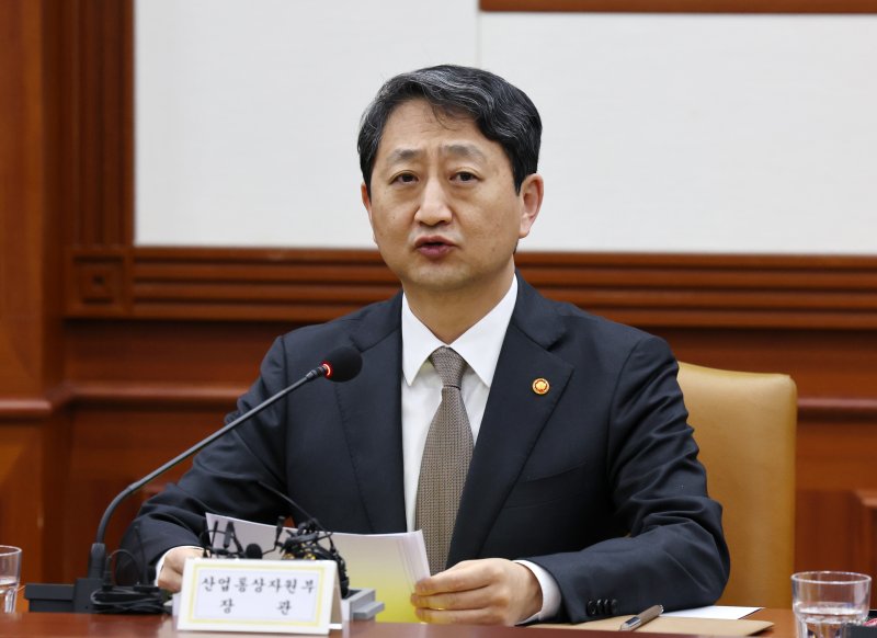 [서울=뉴시스] 배훈식 기자 = 안덕근 산업통상자원부 장관이 9일 오전 서울 종로구 정부서울청사에서 열린 경제관계장관회의 겸 산업경쟁력강화관계장관회의에 참석하고 있다. 2025.04.09. dahora83@newsis.com