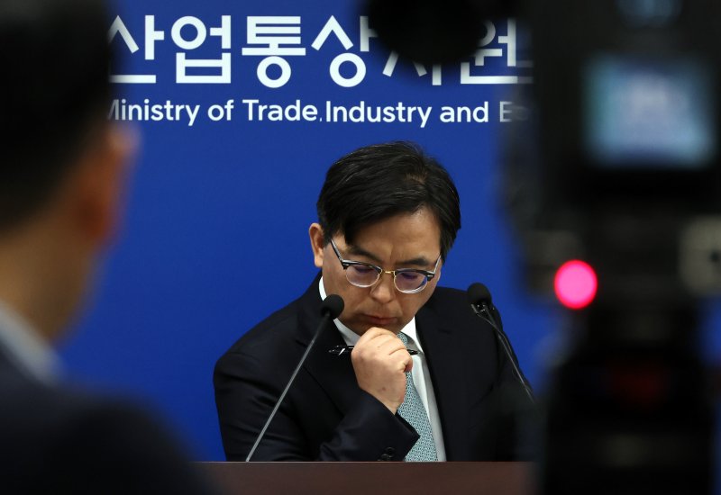 [세종=뉴시스] 강종민 기자 = 박정성 산업통상자원부 무역투자실장이 1일 세종시 정부세종청사에서 2025년 3월 수출입 동향을 발표한 뒤 기자 질문을 듣고 있다.2025.04.01. ppkjm@newsis.com