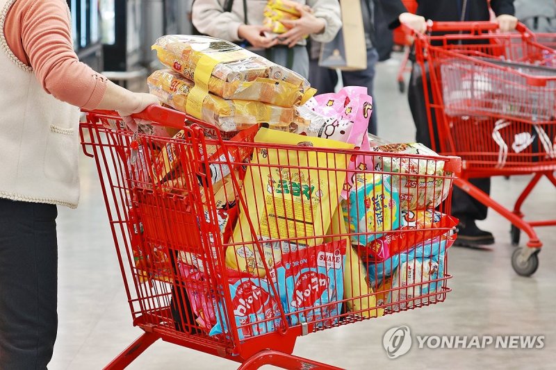 마트에서 장 보는 시민 (출처=연합뉴스)
