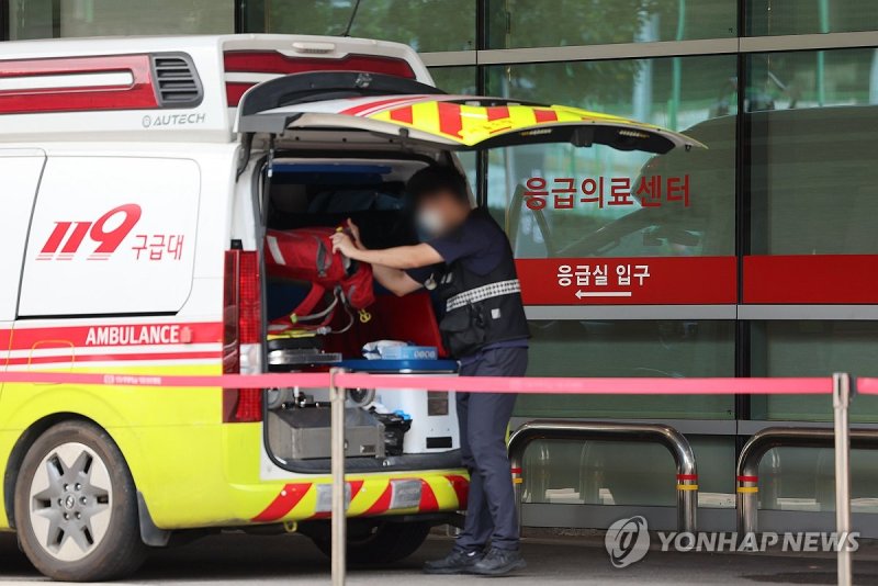 환자 이송 마친 구급대원 (출처=연합뉴스)