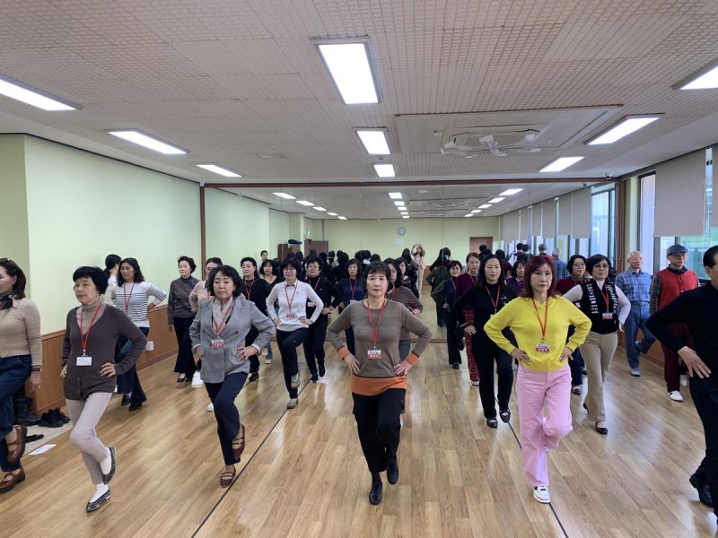 울산시니어초등학교에서 진행된 시니어모델반 수업 (출처=연합뉴스)