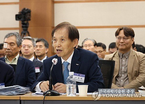 국감장에서 답변하는 이광형 KAIST 총장 (출처=연합뉴스)