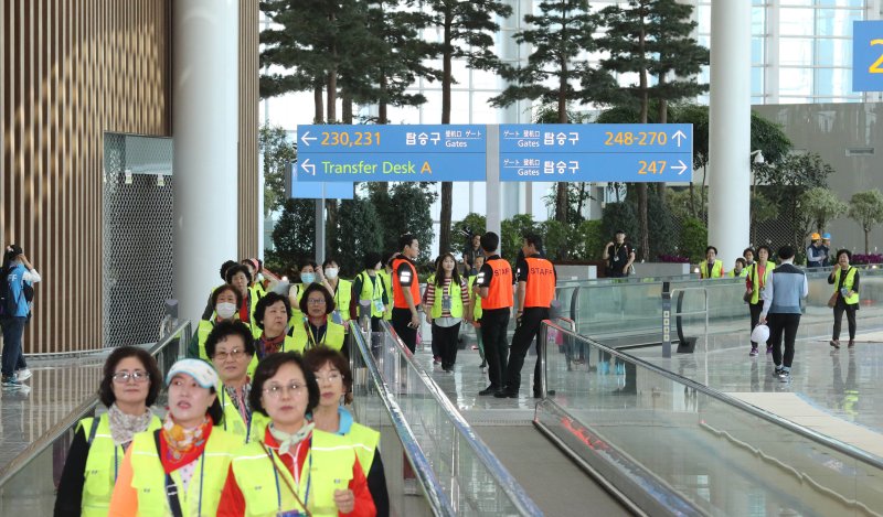 [인천공항=뉴시스]추상철 기자 = 사진은 인천국제공항 제2여객터미널에서 탑승구역내 무빙워크의 모습. 2025.04.13. photo@newsis.com