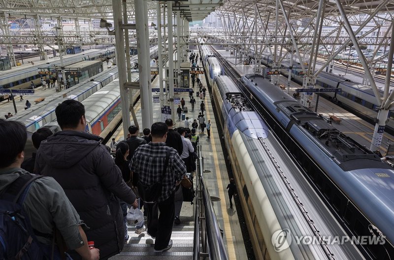 서울역에서 경부선 KTX 타러 이동하는 승객들 (출처=연합뉴스)