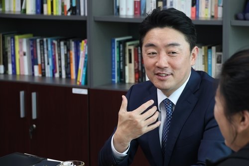 연합뉴스와 인터뷰하는 강훈식 이재명 경선 캠프 총괄본부장 (출처=연합뉴스)