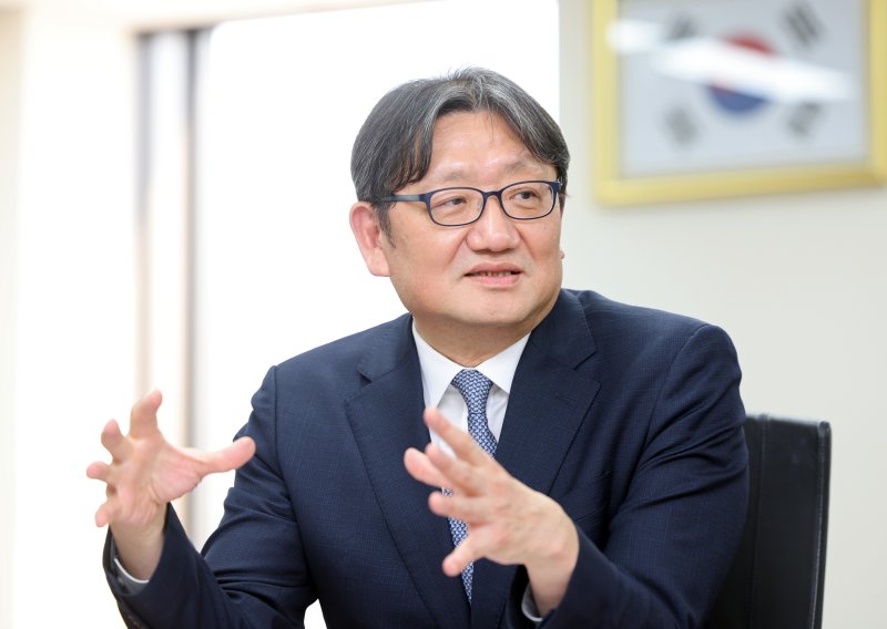 [서울=뉴시스] 김금보 기자 = 권기섭 경제사회노동위원회 위원장이 지난 11일 종로구 경제사회노동위원회에서 뉴시스와 인터뷰를 하고 있다. 2025.04.11. kgb@newsis.com