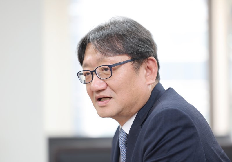 [서울=뉴시스] 김금보 기자 = 권기섭 경제사회노동위원회 위원장이 지난 11일 종로구 경제사회노동위원회에서 뉴시스와 인터뷰를 하고 있다. 2025.04.11. kgb@newsis.com