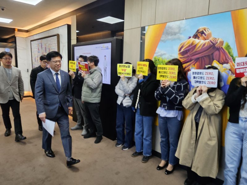 정재연 강원대학교 총장이 지난 1일 오후 강원대 춘천캠퍼스 대학본부 3층 교무회의실에서 열리는 평의원회에 참석하기 위해 발걸음을 옮기고 있다. 이날 교직원, 학생 등은 복도 앞에서 '강원대-강릉원주대' 통합을 반대하며 피켓을 들고 침묵 시위를 진행했다.2025.4.1 한귀섭 기자