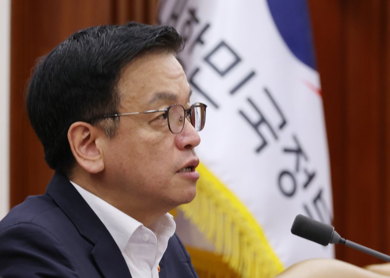 [서울=뉴시스] 김명원 기자 = 최상목 경제부총리 겸 기획재정부 장관이 11일 오전 서울 종로구 정부서울청사에서 열린 대외경제장관회의에 참석해 발언하고 있다. 2025.04.11. kmx1105@newsis.com