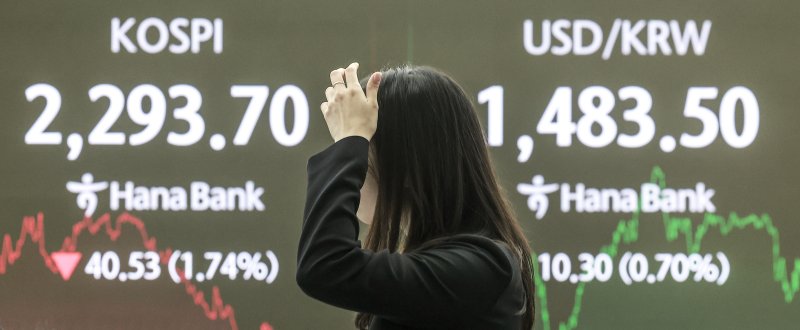 [서울=뉴시스] 정병혁 기자 = 9일 서울 중구 하나은행 딜링룸에서 직원들이 업무를 보고 있다. 2025.04.09. jhope@newsis.com