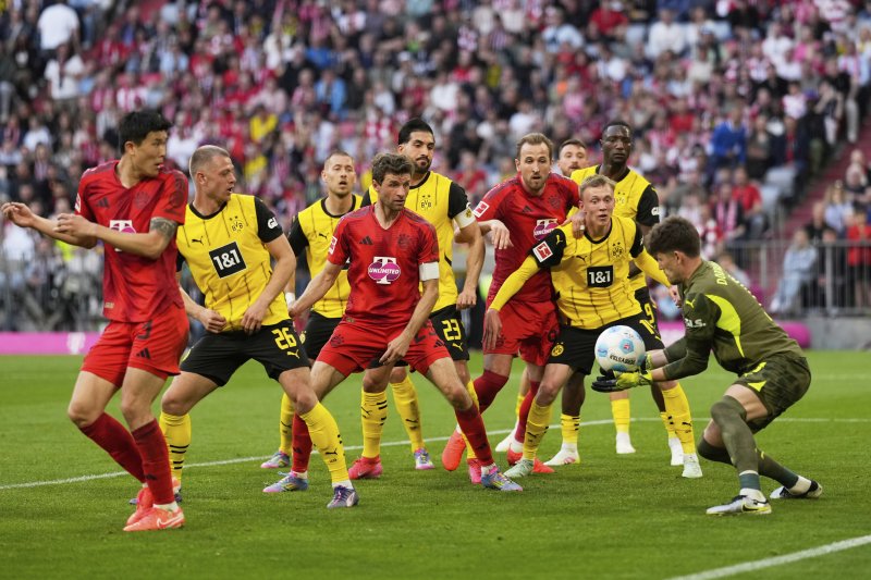 [뮌헨=AP/뉴시스] 바이에른 뮌헨의 김민재(왼쪽)가 12일(현지 시간) 독일 뮌헨의 알리안츠 아레나에서 열린 2024-25 분데스리가 29라운드 도르트문트와 경기 중 공격에 가담하고 있다. 김민재는 54분을 뛰었고 팀은 2-2로 비겼다. 2025.04.13.