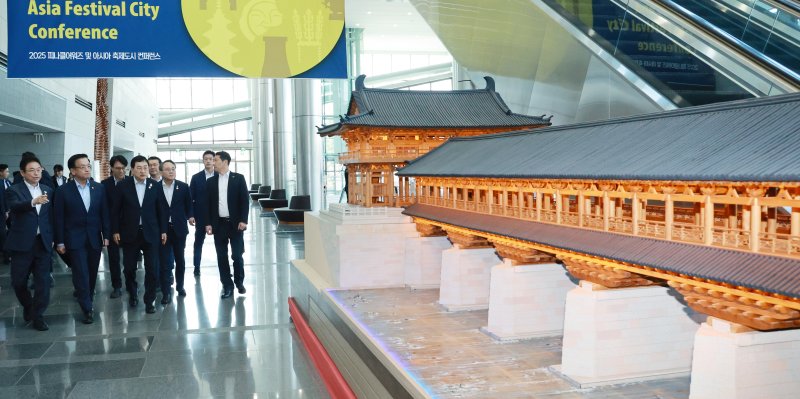 [경주=뉴시스] 최진석 기자 = 최상목 대통령 권한대행 부총리 겸 기획재정부 장관이 20일 경북 경주화백컨벤션센터(HICO)를 방문해 32차 아시아태평양경제협력체(APEC) 정상회의 준비 상황을 점검하며 월정교 모형을 살펴보고 있다. (대통령실통신사진기자단) 2025.03.20. myjs@newsis.com