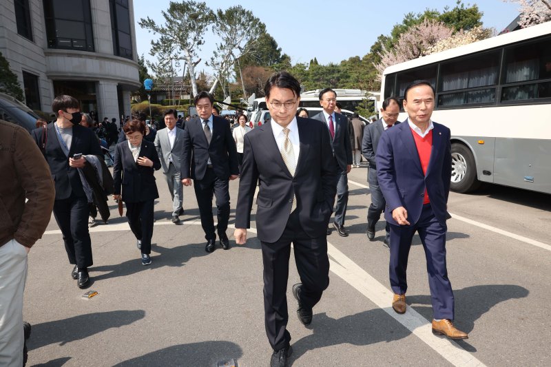 [서울=뉴시스] 사진공동취재단 = 윤석열 대통령이 파면된 4일 윤상현 국민의힘 의원이 서울 종로구 헌법재판소를 나서고 있다. 2025.04.04. photo@newsis.com