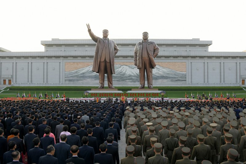 (평양 노동신문=뉴스1) = 김일성 주석과 김정일 국방위원장 동상. [국내에서만 사용가능. 재배포 금지. DB 금지. For Use Only in the Republic of Korea. Redistribution Prohibited] rodongphoto@news1.kr