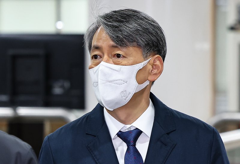 ‘12·3 비상계엄' 사태 당시 내란에 가담한 혐의로 기소된 조지호 전 경찰청장이 31일 서울 서초구 서울중앙지방법원에서 열린 공판에 출석하고 있다. 2025.3.31/뉴스1 ⓒ News1 김도우 기자