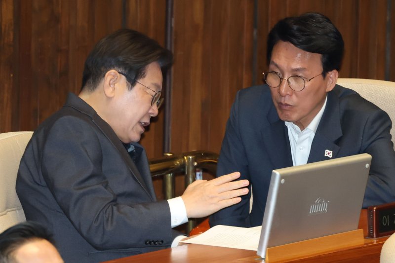 이재명 더불어민주당 대표와 김민석 최고위원이 2일 오후 서울 여의도 국회에서 열린 본회의에서 대화하고 있다. 2025.4.2/뉴스1 ⓒ News1 이광호 기자