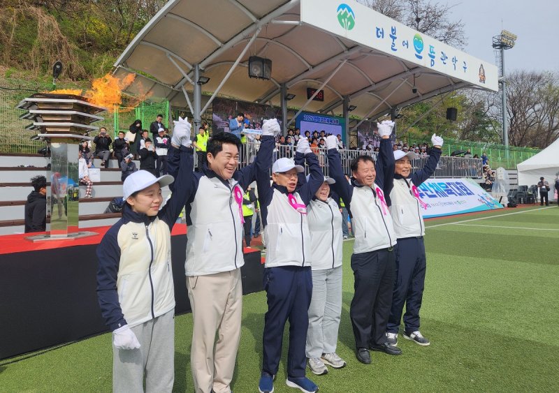 [서울=뉴시스] 관악구민체육대회 성화봉송에 참여한 각계 대표와 박준희 관악구청장(왼쪽 두 번째). 2025.04.13. (사진=관악구 제공) *재판매 및 DB 금지