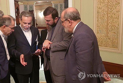 12일(현지시간) 오만에서 미국과의 협상 뒤 대화 나누는 이란 대표단 (출처=연합뉴스)