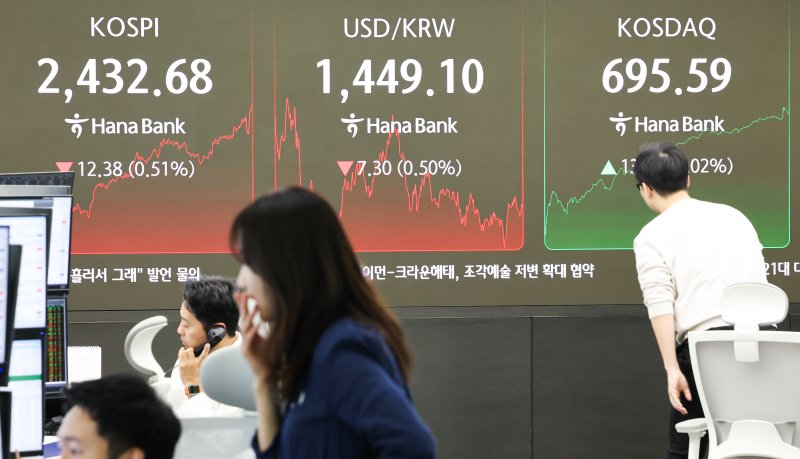 11일 서울 중구 하나은행 본점 딜링룸 전광판에 코스피지수가 전 거래일(2445.06)보다 12.34포인트(0.50%) 하락한 2432.72을 나타내고 있다. 2025.4.11/뉴스1 ⓒ News1 허경 기자