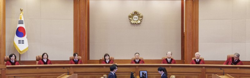 문형배 헌법재판소장 권한대행을 비롯한 헌법재판관들이 10일 오후 서울 종로구 재동 헌법재판소에서 열린 박성재 법무부장관 탄핵 심판 선고를 위해 대심판정에 착석하고 있다. (공동취재) 2025.4.10/뉴스1 ⓒ News1 오대일 기자