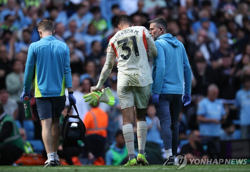 부상으로 교체되는 맨시티 에데르송. (출처=연합뉴스)