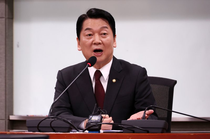 [서울=뉴시스] 조성우 기자 = 제21대 대통령 선거 출마를 선언한 안철수 국민의힘 의원이 13일 오전 서울 여의도 국회 의원회관에서 대선 공약을 발표한 뒤 취재진 질문에 답하고 있다. 2025.04.13. xconfind@newsis.com