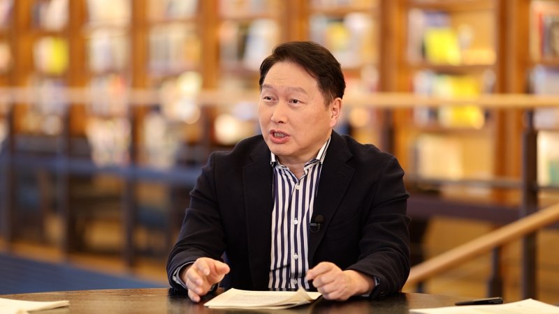 [서울=뉴시스] 최태원 대한상공회의소 회장이 최근 방영된 '미래 사회로 가는 길, 메가 샌드박스' 다큐멘터리의 좌담회에 출연한 모습. (사진=대한상공회의소 제공) 2025.4.13. photo@newsis.com *재판매 및 DB 금지