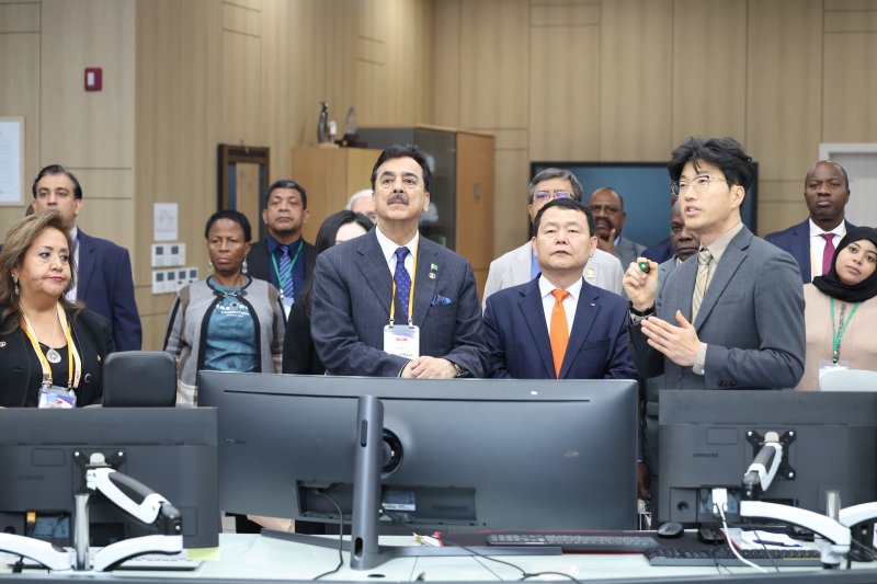 [대전=뉴시스]윤석대 수자원공사 사장이 한강유역본부 물종합상황실을 방문한 국제국회의장단에게 한국의 물관리 기술을 설명하고 있다. (사진=수자원공사 제공) 2025. 04. 13 photo@newsis.com *재판매 및 DB 금지