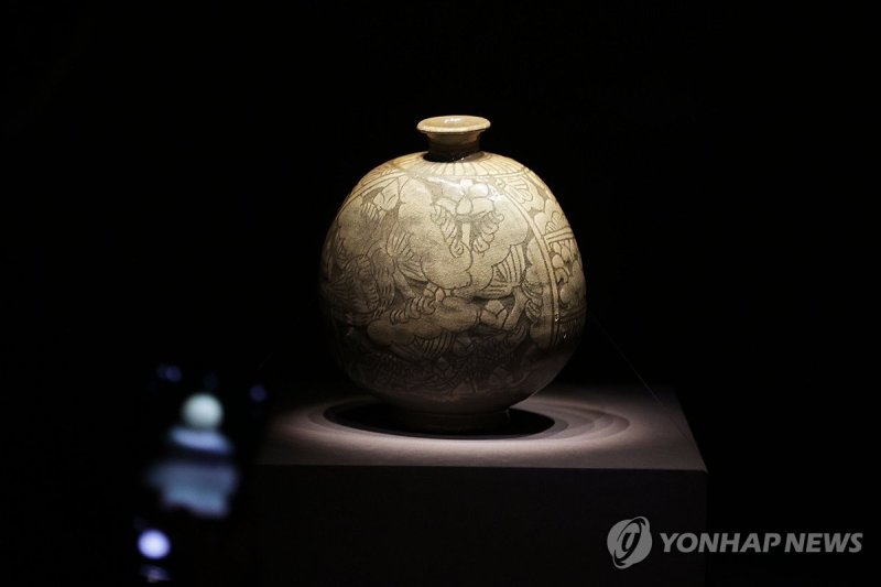 국보 분청사기 박지연어문 편병 (출처=연합뉴스)