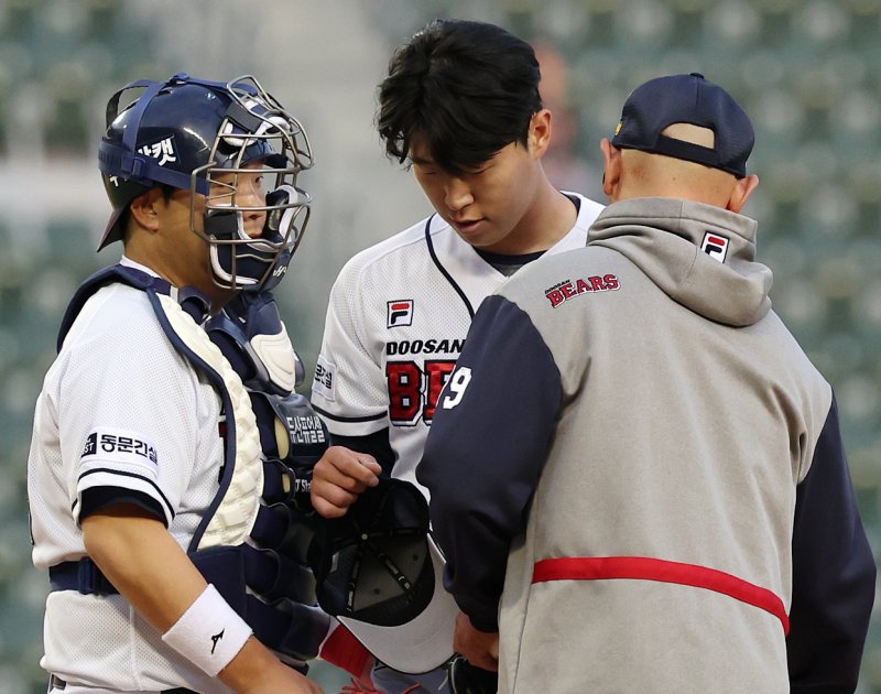 10일 오후 서울 송파구 잠실야구장에서 열린 프로야구 '2024 신한 SOL 뱅크 KBO리그' kt 위즈와 두산 베어스의 경기, 두산 선발 김유성이 2회초 1사 만루에서 강판되고 있다. 2024.5.10/뉴스1 ⓒ News1 김진환 기자