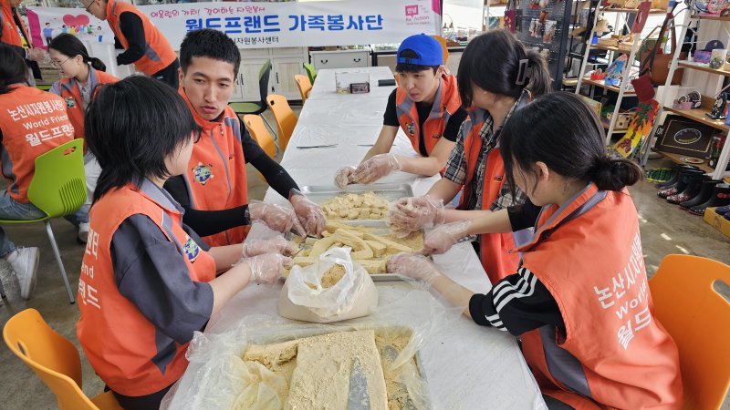 [논산=뉴시스]논산 가족봉사단 월드브렌드 회원들이 논산딸기축제 자원봉사자들에게 전통음식을 대접하고 있다. 2025. 04. 13 photo@newsis.com *재판매 및 DB 금지