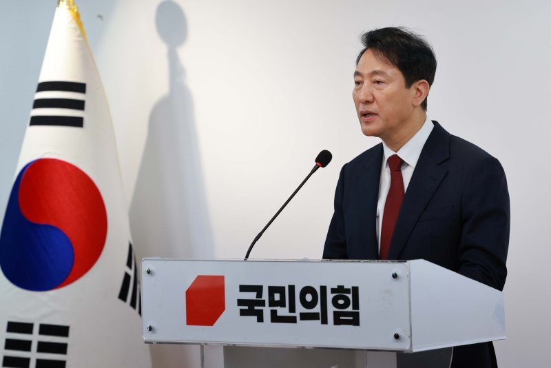 오세훈 서울시장이 지난 12일 서울 영등포구 국민의힘 중앙당사에서 제21대 대통령 선거 불출마 선언 긴급 기자회견을 하고 있다. 오 시장은 국민이 진심으로 '보수가 새롭게 태어났다, 기대할 수 있겠다'고 체감할 수 있다면 미약하게나마 제 한 몸 기꺼이 비켜드리고 승리의 길을 열어드려야겠다고 결심했다며 '비정상의 정상화를 위해 마중물 역할을 하겠다'고 밝혔다. 뉴시스