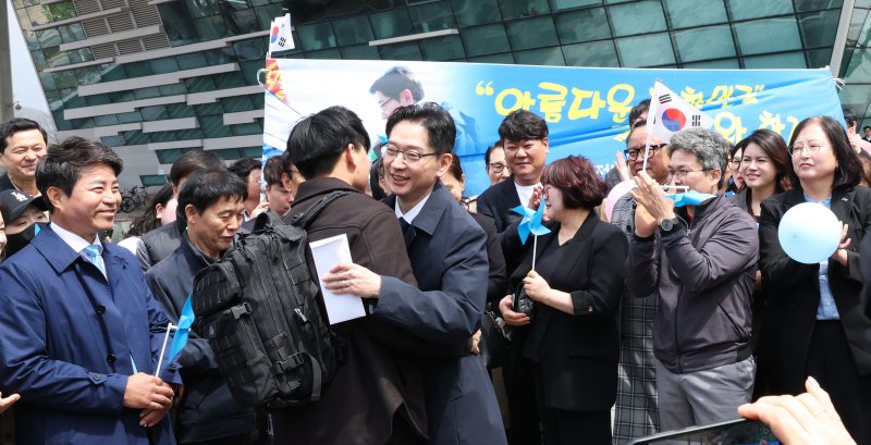 더불어민주당 김경수 전 경남도지사가 13일 세종시청에서 제21대 대통령 선거 출마선언을 마친 뒤 시청 광장에서 지지자들과 포옹하고 있다. 2025.4.13/뉴스1 ⓒ News1 김기남 기자